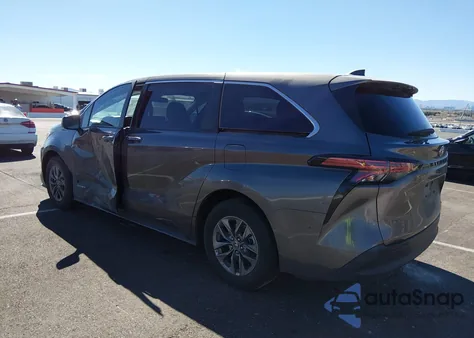 2021 Toyota Sienna Le z USA, uszkodzony, nr VIN 5TDKRKEC1MS042709
